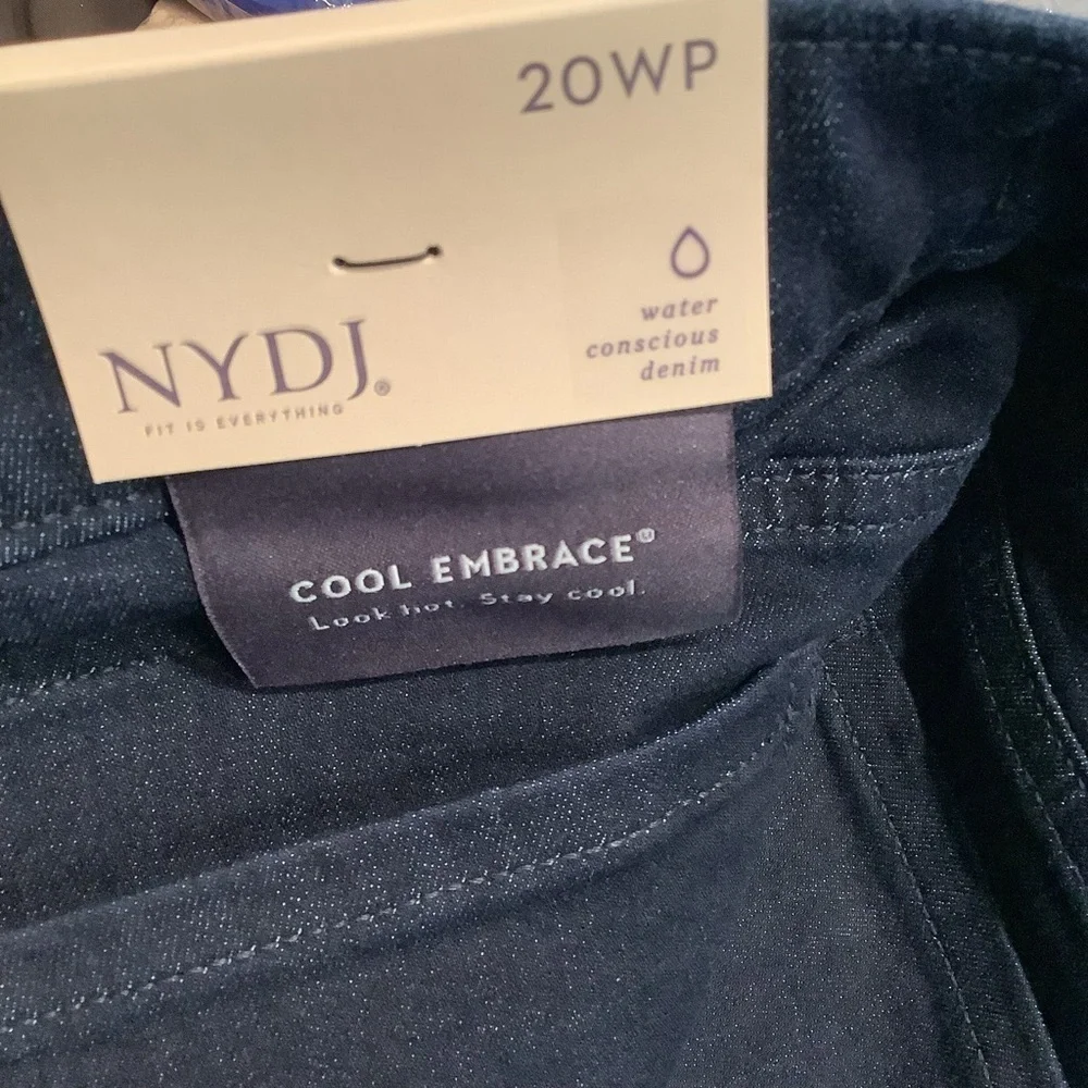 NYDJ PETITE Cool Embrace Capri Double Snap Side Slit Dark Rinse 3LM05.10